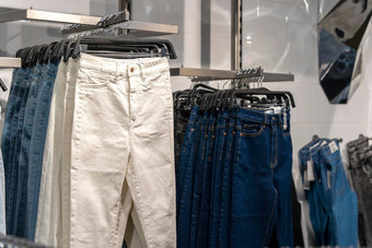 牛仔裤挂计数器时尚商店舒适的衣服