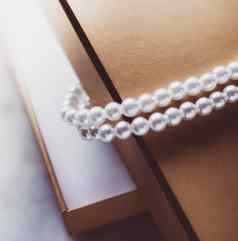珍珠珠宝金礼物盒子