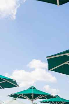 雨伞海滩蓝色的天空云夏天海岸海洋概念旅游旅行身体皮肤保护黑素瘤皮肤癌症晒伤放松海滩