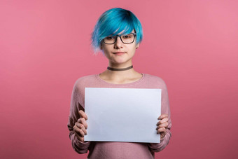 漂亮的女孩蓝色的头发持有白色纸<strong>海报</strong>复制空间微笑时尚的女人粉红色的工作室背景