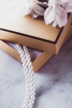 珍珠珠宝金礼物盒子