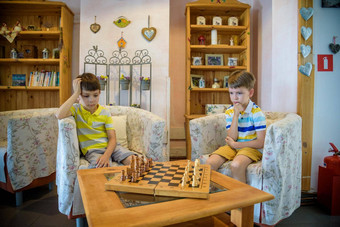 生动的情绪游戏国际象棋年轻的国际象棋球员内部酒店游说团体比赛国际象棋竞争概念
