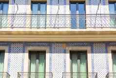 外观葡萄牙语房子覆盖阿祖莱霍瓷砖窗户阳台