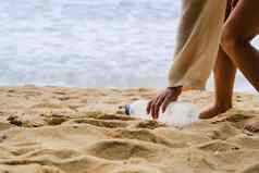女人清洁塑料海滩人自愿清洁自然塑料概念塑料污染环境问题