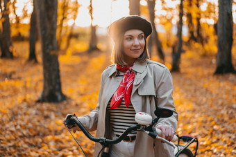 美丽的<strong>梦幻</strong>肖像年轻的微笑女人法国贝雷帽骑自行车公园阳光明媚的一天<strong>森林</strong>时尚的夫人古董自行车健康的生活方式审美场景