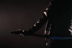 吉他脖子特写镜头视图岩石音乐家男人。玩电吉他烟雾缭绕的关注的焦点音乐会阶段