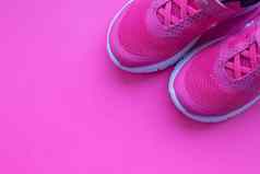 粉红色的体育运动鞋子运行粉红色的背景优雅的时尚的纺织体育运动鞋子孩子们鞋时尚现代设计鞋子锻炼复制空间