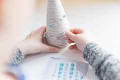 快乐圣诞节快乐一年装饰孩子们的Diy概念手工制作的工艺品假期手手工制作的有创意的圣诞节树首页装饰