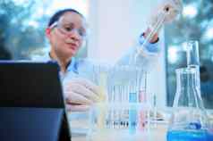 焦点吸管测试管模糊女科学家工作疫苗科学研究实验室
