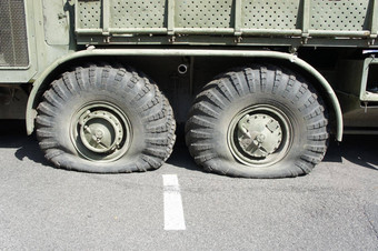 刺穿平轮胎军事设备装甲人员航空公司军事冲突炮击轮刺穿轮胎军事越野车辆