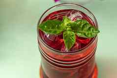 新鲜酿造冰红色的水果茶绿色表格