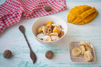 格兰诺拉麦片水果健康的早餐燕麦片香蕉芒果
