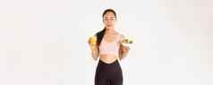体育运动幸福活跃的生活方式概念微笑可爱的健身亚洲女孩运动服舔嘴唇满意美味的健康的沙拉橙色汁锻炼健身房