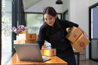 肖像亚洲女企业家在线销售自由职业者工作首页小业务老板