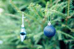 节日圣诞节球美丽的绿色冷杉树分支机构装饰蓝色的装饰物装饰冬天诺埃尔概念一年背景冷杉分支圣诞节玩具圣诞节蓝色的球
