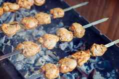 美味的烧烤烤肉串烧烤开放烧烤户外厨房食物节日城市美味的食物烤串美食广场夏天野餐烤肉串