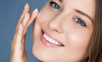 美护肤品化妆品产品女人应用抗衰老脸奶油皮肤