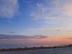 晚上天空海滩令人惊异的色彩斑斓的日落雄伟的阳光《暮光之城》紫色的粉红色的蓝色的自然黄昏天空背景卷云云日落天空大气现象