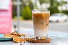 杯冰拿铁咖啡冰多维数据集大理石表格咖啡商店