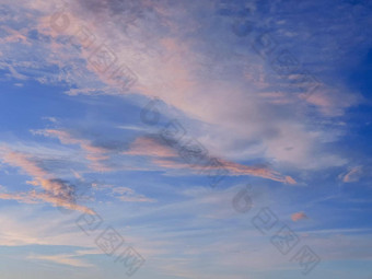 晚上天空令人惊异的色彩斑斓的日落雄伟的阳光《暮光之城》紫色的粉红色的蓝色的自然黄昏天空背景摘要模式卷云云日落天空大气现象