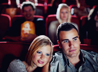 爱夫妇电影电影剧院看娱乐电影电影剧院浪漫的日期年轻的快乐人微笑浪漫的关系电影摄影剧院