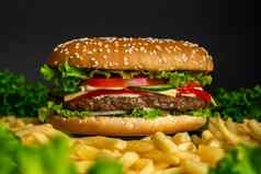 美味的汉堡烟快食物概念新鲜的自制的烤汉堡肉帕蒂西红柿黄瓜生菜洋葱芝麻种子不健康的生活方式食物背景