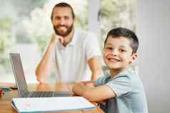 学习教学微笑男孩首页学校工作在线移动PC快乐儿子有爱心的父亲背景准备好了学习研究数字有趣的家庭房子