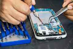 技术员修复内部移动电话焊接铁集成电路概念数据硬件技术