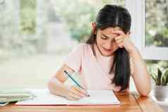 强调沮丧不开心女孩写作家庭作业困难任务首页累了学校孩子研究硬考试心烦意乱学生学习在家教育教育