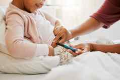 测试葡萄糖血压力糖尿病女孩胰岛素治疗床上首页妈妈。检查健康健康血糖医疗测量女儿卧室