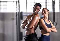 团队健身房健身夫妇锻炼锻炼生活健康的健康运动生活方式快乐能源强大的朋友团队合作有趣的动机培训