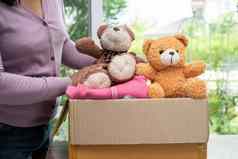持有服装捐赠盒子衣服娃娃首页支持可怜的人世界
