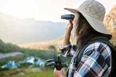 徒步旅行探索山冒险双筒望远镜徒步旅行波兰走援助远程景观视图成熟的女人徒步旅行者旅游看国际鸟盟野生动物生态自然