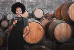 肖像年轻的女人酿酒师站玻璃木桶红色的酒酒庄地窖酒厂企业家业务老板工作启动成功业务成功