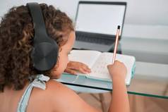 首页学校教育女孩写作学习工作研究在线移动PC孩子互联网学生技术网络学习房子听播客