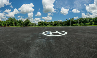 沥青停机坪森林景观停机坪停机坪区域蓝色的天空白色积云云阳光明媚的一天平台直升机动力电梯飞机直升飞机场直升机
