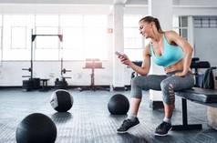 检查健身房伙伴女人手机健身房