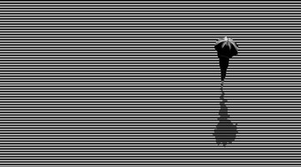 有创意的错觉类型拍摄女伞走条纹地板上拍摄黑色的<strong>白色</strong>颜色