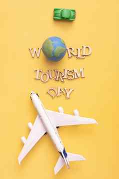 世界旅游一天文本木信全球车飞机黄色的背景前视图平躺