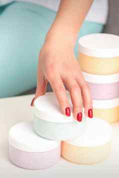 美容师的手需要Jar化妆品表格提供销售化妆品产品保湿奶油蜡粘贴