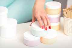 美容师的手需要Jar化妆品表格提供销售化妆品产品保湿奶油蜡粘贴