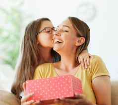妈妈。女儿孩子女人家庭礼物女孩现在一天生日快乐爱庆祝活动假期幸福惊喜吻接吻