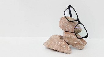 眼镜灰色的背景嗡嗡声石头眼镜出售概念复制空间文本视商店折扣海报