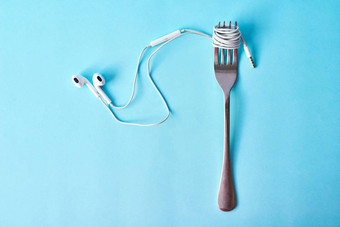 音乐营养生活工作室拍摄耳机包装叉蓝色的背景