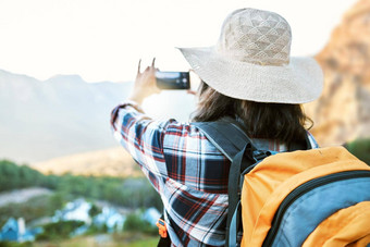 徒步旅行女人采取照片冒险电话<strong>自然</strong>使记忆徒步旅行享受美丽的视图农村假期人采取<strong>图片自然</strong>环境