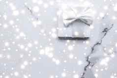 奢侈品假期礼物白色丝绸弓丝带大理石背景圣诞节时间惊喜