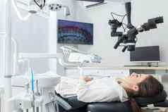 牙科显微镜治疗病人牙齿牙科诊所办公室医学牙科健康护理概念牙科设备