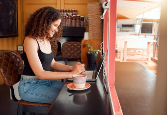 咖啡商店老板咖啡馆经理启动公司女人移动PC工作规划组织项目的想法网站快乐微笑兴奋业务自由职业者seo研究