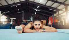 女人伸展运动地板上健康健身房锻炼锻炼体育俱乐部培训健身肖像运动员体操运动员体操地板上瑜伽健康身体