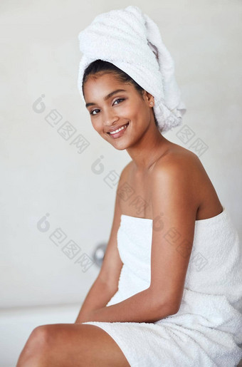 宠爱日常肖像有吸引力的放松年轻的女人包装毛巾首页